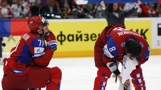 Zklamaní Rusové Ilja Kovalčuk (vlevo) a Alexander Ovečkin po prohře ve finále MS.