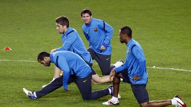 Lionel Messi (nejdále) komunikuje se spoluhráči z Barcelony při tréninku na utkání Ligy mistrů proti Plzni.