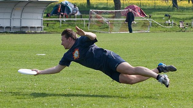 "Chrast je můj nejoblíbenější turnaj," říká legenda českého frisbee Jan "Papá" Filandr. Na snímku jeho syn Lukáš (Prague Devils masters).