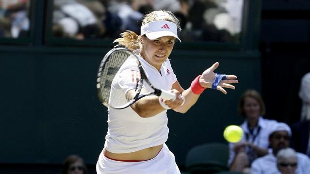 Německá tenistka Sabine Lisická během čtvrtfinále Wimbledonu proti Dinaře Safinové z Ruska.