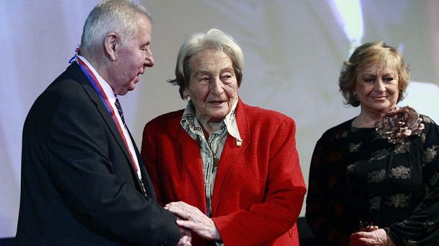Olympijské vítězky Dana Zátopková (uprostřed) a Věra Čáslavská přejí Josefu Masopustovi k osmdesátinám.