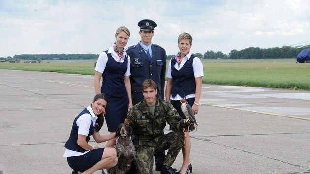 Moderní pětibojaři (dole zleva) Sylva Černá, David Svoboda, (nahoře zleva) Lucie Grolichová, Ondřej polívka a Natálie Dianová při focení kalendáře Dukly.