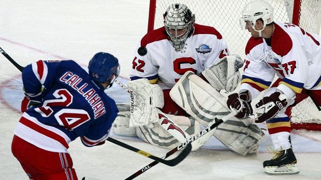 Ryan Callahan z New York Rangers se snží překonat brankáře Sparty Tomáše Pöpperleho.