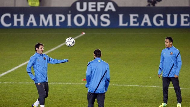 Lionel Messi (vlevo) při tréninku Barcelony na odvetné utkání Ligy mistrů proti Viktorii Plzeň.