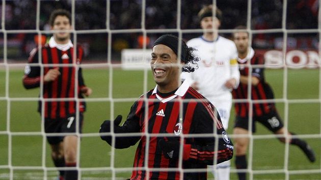 Záložník AC Milán Ronaldinho se usmívá po brance, kterou z pokutového kopu vstřelil Curychu.