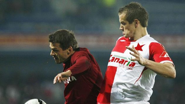Libor Sionko ze Sparty (vlevo) bojuje o míč s Milanem Kopicem ze Slavie v odvetě čtvtfinále Ondrášovka Cupu.