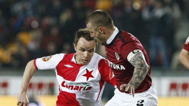 Obránce Sparty Tomáš Řepka se snaží zastavit Zdeňka Šenkeříka ze Slavie v odvetě čtvtfinále Ondrášovka Cupu.