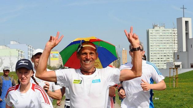 Miloš Škorpil ukončil koncem dubna v pražském Centrálním Parku na Jižním Městě třítýdenní běh ve prospěch charitativní akce Kilometry pro Paraple. Prostředky budou použity pro potřeby vozíčkářů.