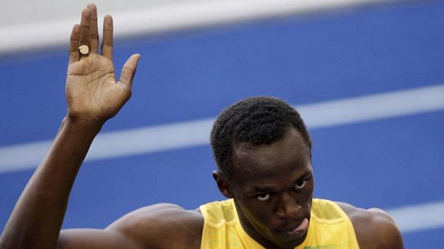 Jamajčan Usain Bolt oslavuje vítězství v rozběhu na 100 metrů na atletickém MS v Berlíně