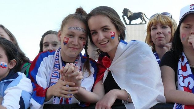 Slovenští fanoušci sledovali zápas s Českem v Bratislavě na velkoplošné obrazovce na náměstí.