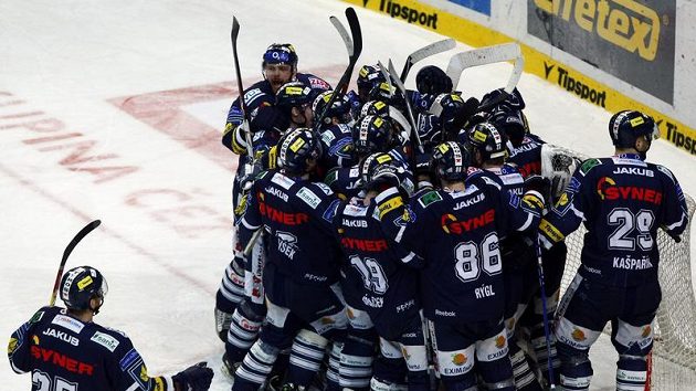 Vítězná radost hokejistů Liberce po pátém utkání čtvrtfinále play-off na ledě Plzně.