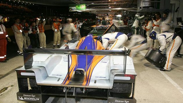 Prototyp Aston Martin posádky Charouz, Enge, Mücke při zastávce v boxech během závodu 24 hodin Le Mans