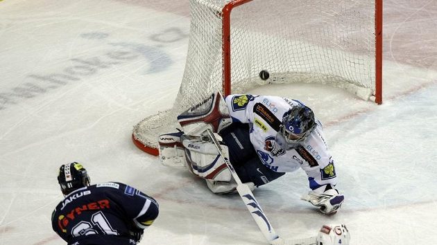 Plzeňský gólman Tomáš Pöpperle padá do střely Milana Bartoviče z Liberce v pátém utkání čtvrtfinále play-off.