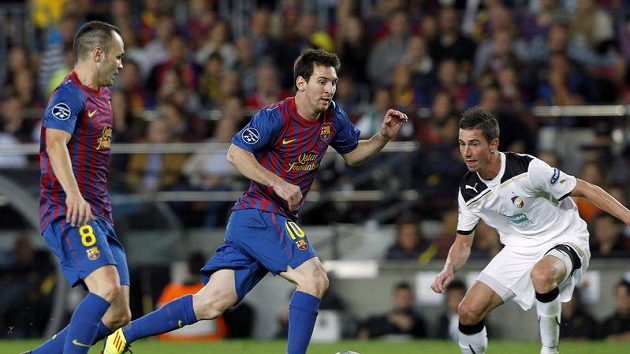 Lionel Messi (uprostřed) si vyměňuje míč s Andrésem Iniestou při utkání proti Plzni. Zastavit postup soupeře se snaží Milan Petržela.
