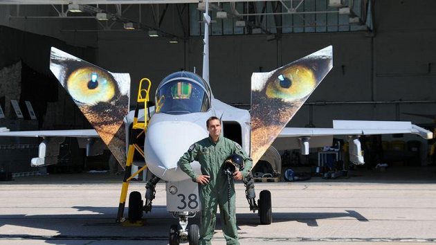 Desetibojař Roman Šebrle jako pilot bojového letounu JAS-39 Gripen.