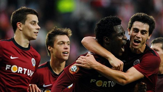 Bony Wilfried (druhý zprava) se raduje se spoluhráči Sparty z branky do sítě Slavie.