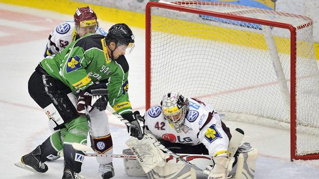 Jiří Cetkovský (uprostřed) z Mladé Boleslavi se snaží překonat brankáře Sparty brankář Tomáše Pöpperleho, jemuž pomáhá Radek Philipp.