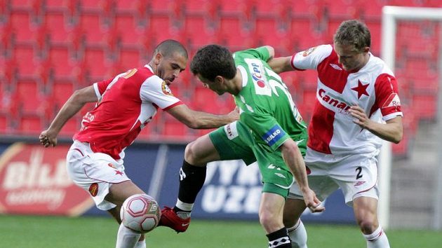 Jablonecký David Lafata mezi slávisty Hocine Raguedem (vlevo) a Petrem Trappem.