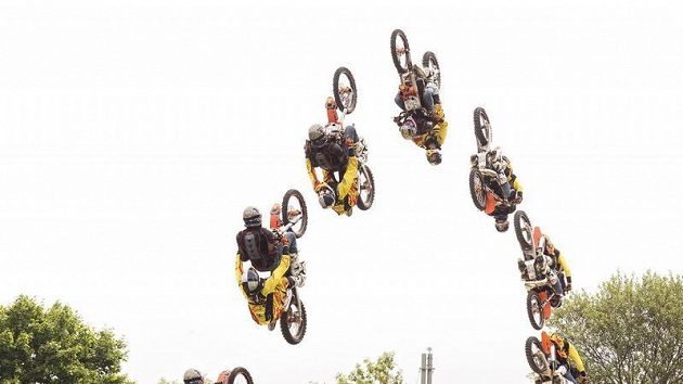 Freestylový motocyklista Petr Pilát (ve žlutém) a pilot Martin Šonka během tandemového skoku na motorce.