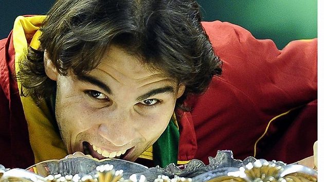 Rafael Nadal se zakusuje do "Mísy na salát" po výhře španělských tenistů nad Českem ve finále Davis cupu v Barceloně.
