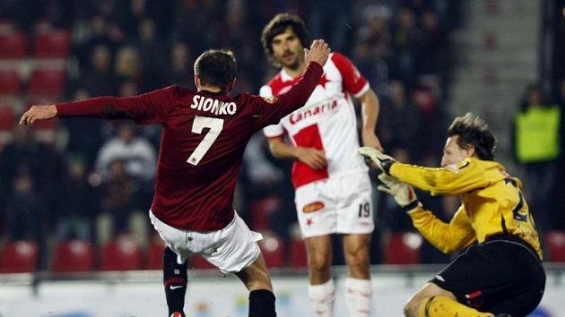 Libor Sionko ze Sparty (vlevo) se snaží prostřelit brankář Slavie Martina Vaniaka v odvetě čtvtfinále Ondrášovka Cupu.