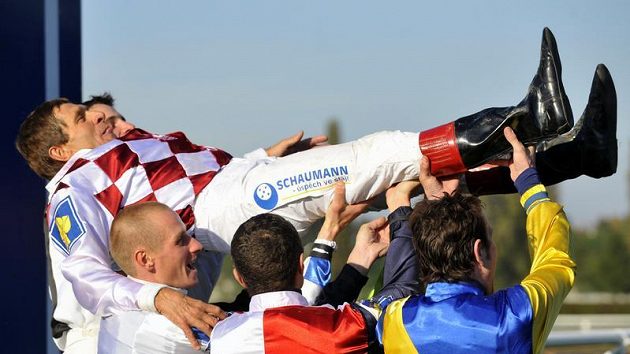 Vítěz 120. ročníku Velké pardubické Josef Váňa dostává v cíli od ostatních žokejů hobla.