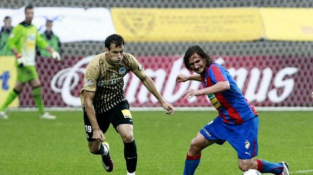 Plzeňský Petr Jiráček (vpravo) se snaží přejít přes Michaela Rabušice z Liberce.