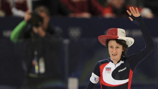 Unavená, ale šťastná. Rychlobruslařka Martina Sáblíková se raduje z druhé zlaté olympijské medaile.