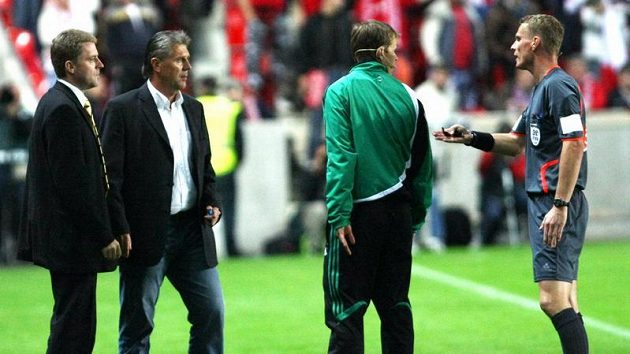 Trenér Sparty Jozef Chovanec (druhý zleva) je vykázán při pražském derby se Slavií hlavním sudím na tribunu.
