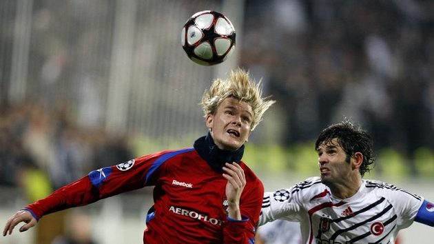 Miloš Krasič z CSKA Moskva (vlevo) v souboji s Ibrahimem Uzulmezem z Besiktas Istanbul