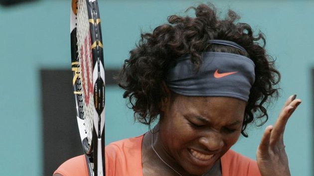 Americká tenistka Serena Williamsová reaguje na jeden z míčků během čtvrtfinále French Open proti Světlaně Kuzněcovové z Ruska.