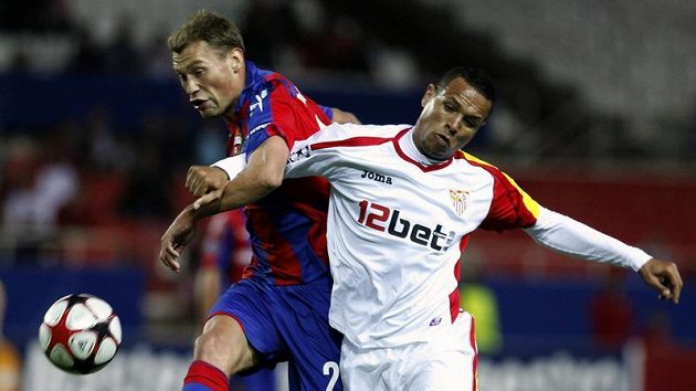 Luis Fabiano ze Sevilly (vpravo) bojuje o míč s Vasilem Berezuckým z CSKA Moskva.