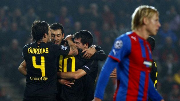 Fotbalisté Barcelony oslavují proměněnou penaltu Lionela Messiho v duelu s Plzní. Vpředu zklamaný František Rajtoral.