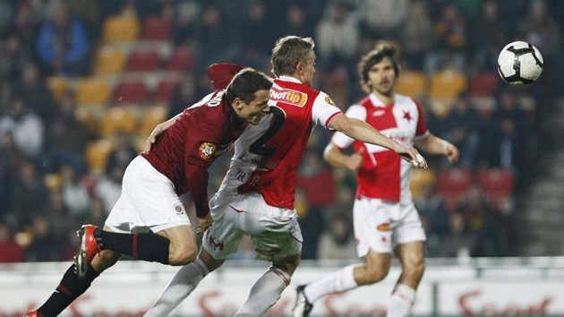 Libor Sionko ze Sparty (vlevo) se snaží obejít Petra Trappa ze Slavie v odvetě čtvtfinále Ondrášovka Cupu.