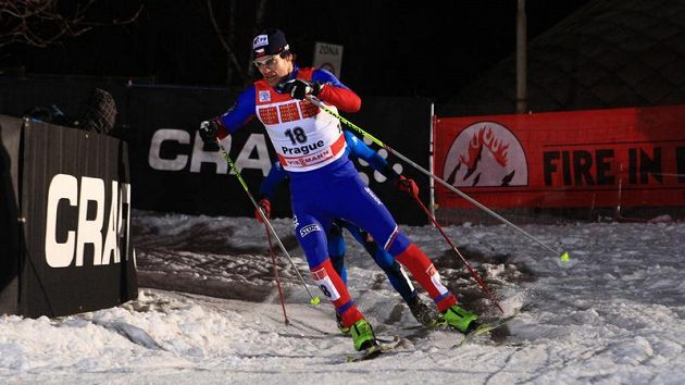 Lyžař Dušan Kožíšek během semifinálového sprintu Tour de Ski v Praze na Strahově