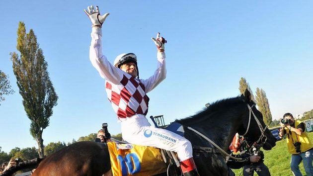 Posedmé jsem král! Jasné gesto Josefa Váni, vítěze 120. ročníku Velké pardubické steeplechase. Josef Váňa posedmé zvítězil.