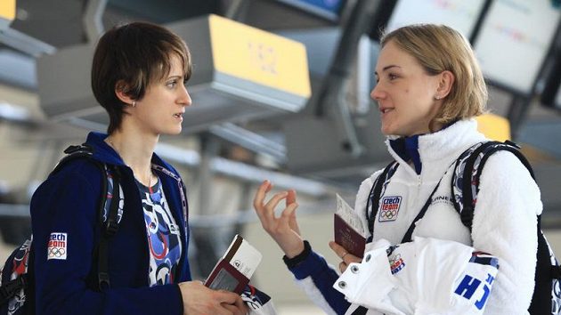 Rychlobruslařky Martina Sáblíková (vpravo) a Karolína Erbanová před odletem do zámoří na olympijské hry