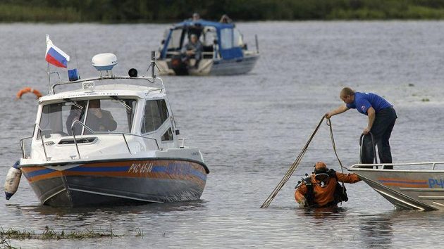 Záchranáři zjišťují okolnosti po havárii ruského letadla, ve kterém byli hokejisté Jaroslavle.
