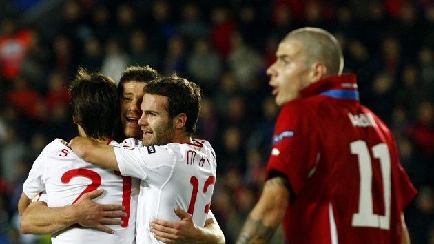 Španělští fotbalisté se radují z gólu do sítě České republiky. Daniel Pudil jen krčí ramney