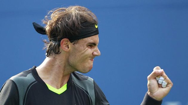 Radost Rafaela Nadala po jednom z míčků finále US Open proti Novaku Djokovičovi.