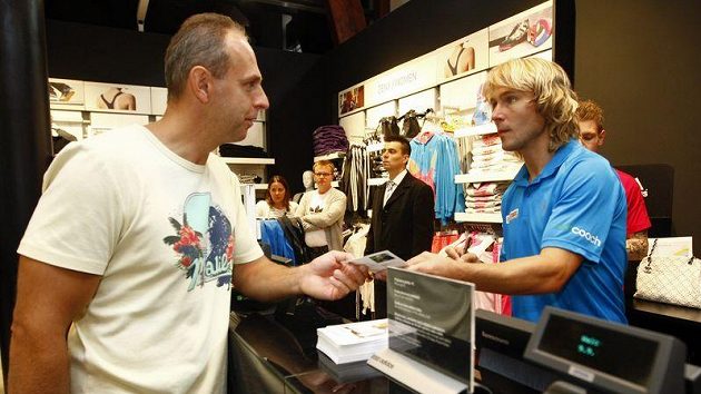 Bývalý fotbalista Pavel Nedvěd si v rámci charitativní akce v pražské prodejně Adidasu vyzkoušel roli prodavače.