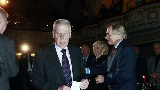 Mezi gratulanty k 80. narozeninám Josefa Masopusta nechyběl ani někdejší spoluhráč fotbalové legendy z Dukly a pozdější redaktor Práva Ivo Urban.