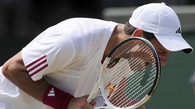 Srbský tenista Novak Djokovič reaguje na jednu z výměn během čtvrtfinálového duelu Wimbledonu proti Tommy Haasovi.
