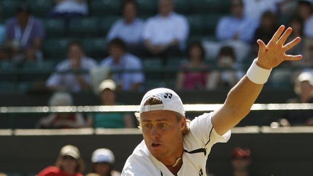 Australský tenista Lleyton Hewitt během čtvrtfinále Wimbledonu proti Andymu Roddickovi