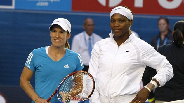 Belgičanka Justine Heninová (vlevo) a Američanka Serena Williamsová před finále Australian Open