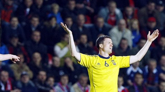 Skotský záložník Garry Caldwell reaguje na verdikt sudího při kvalifikačním duelu proti Česku.