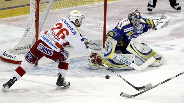Útočník Slavie Tomáš Svoboda se snaží překonat brankáře Zlína Jakuba Sedláček ve třetím utkání čtvrtfinále play-off.