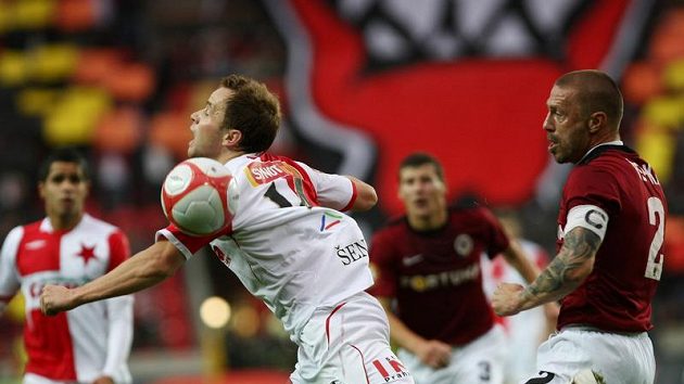 Obránce Sparty Tomáš Řepka (vpravo) atakuje Zdeňka Šenkeříka ze Slavie v pražském derby.