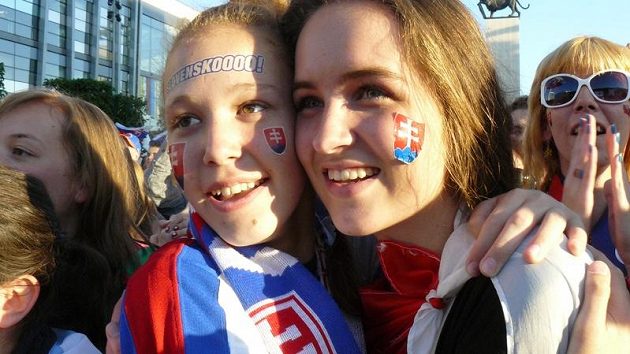 Slovenští fanoušci sledovali zápas s Českem v Bratislavě na velkoplošné obrazovce na náměstí.