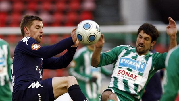 Václav Ondřejka ze Slovácka (vlevo) bojuje o míč s Janem Flachbartem z Bohemians Praha.